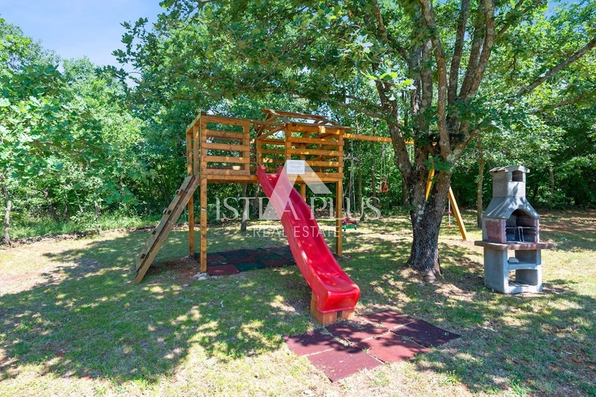 Una villa con piscina in una posizione tranquilla e riservata