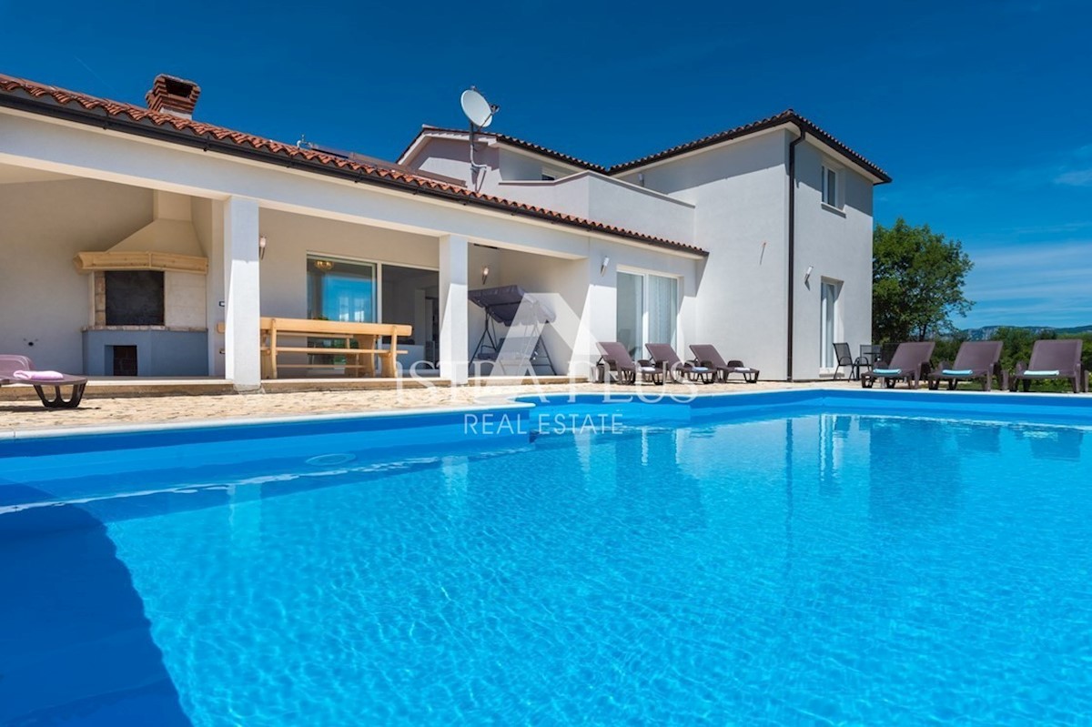 Una villa con piscina in una posizione tranquilla e riservata