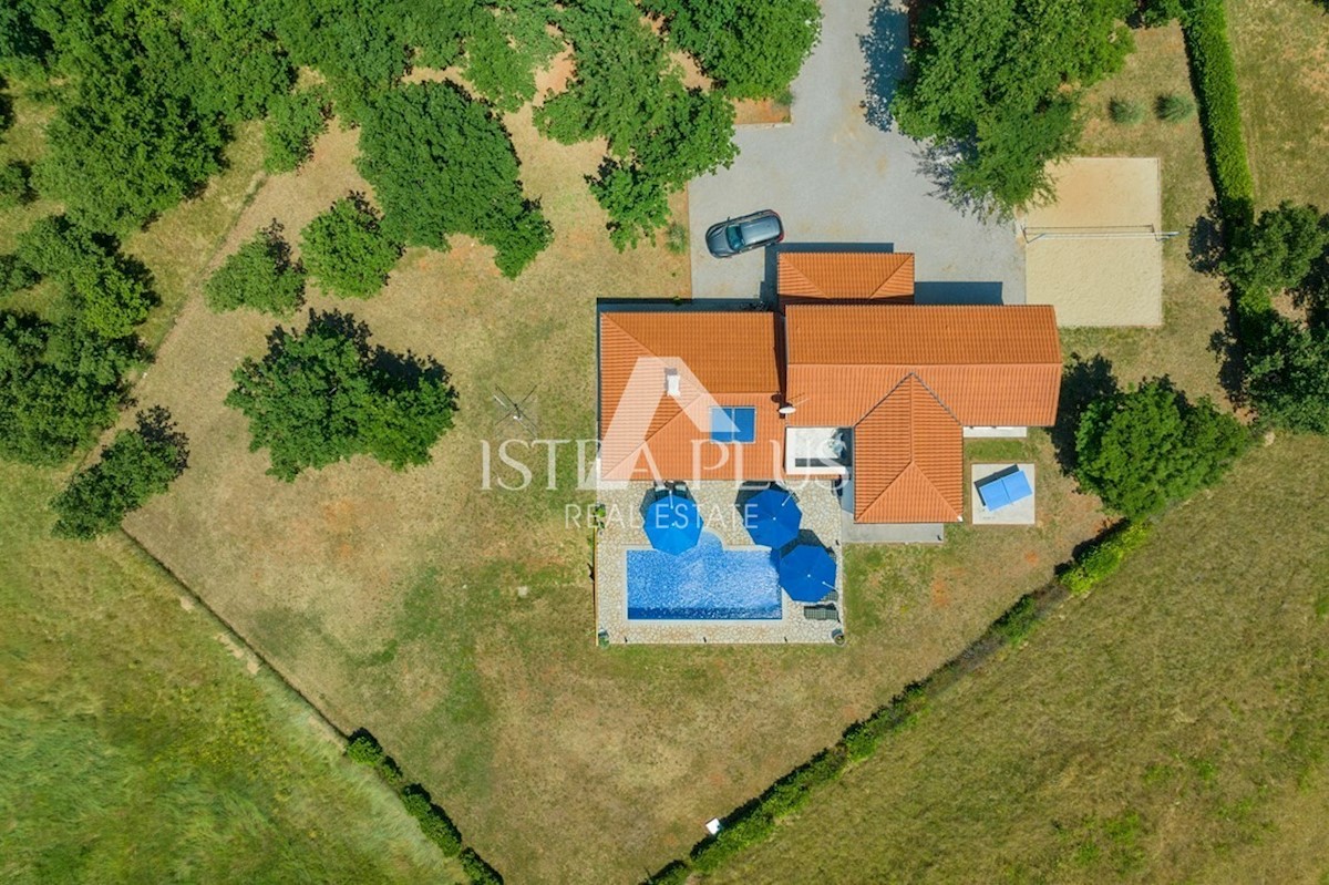 Una villa con piscina in una posizione tranquilla e riservata