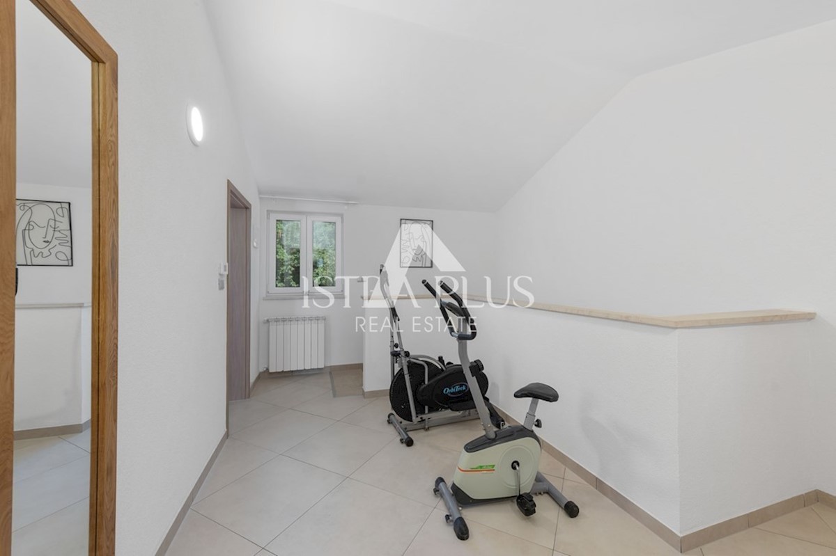 Una villa con piscina in una posizione tranquilla e riservata