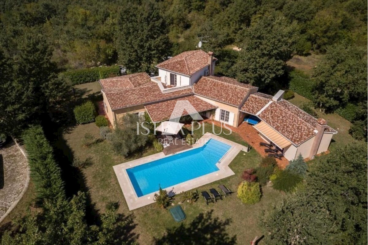 Una bellissima villa isolata, immersa nella natura con un ampio appezzamento di terreno