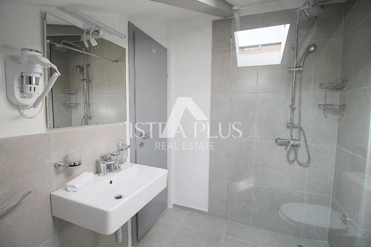 Parenzo centro, casa con 3 appartamenti  (in realtà 7 camere con bagno)