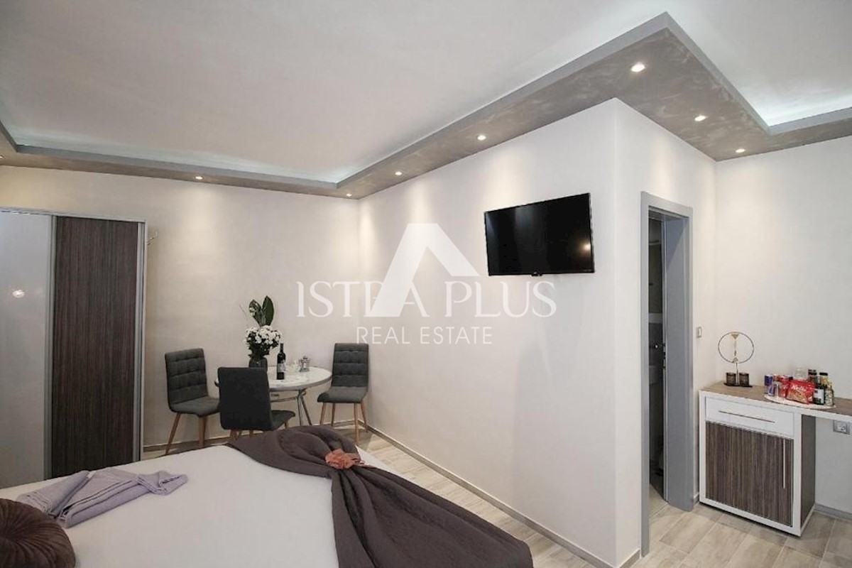 Parenzo centro, casa con 3 appartamenti  (in realtà 7 camere con bagno)