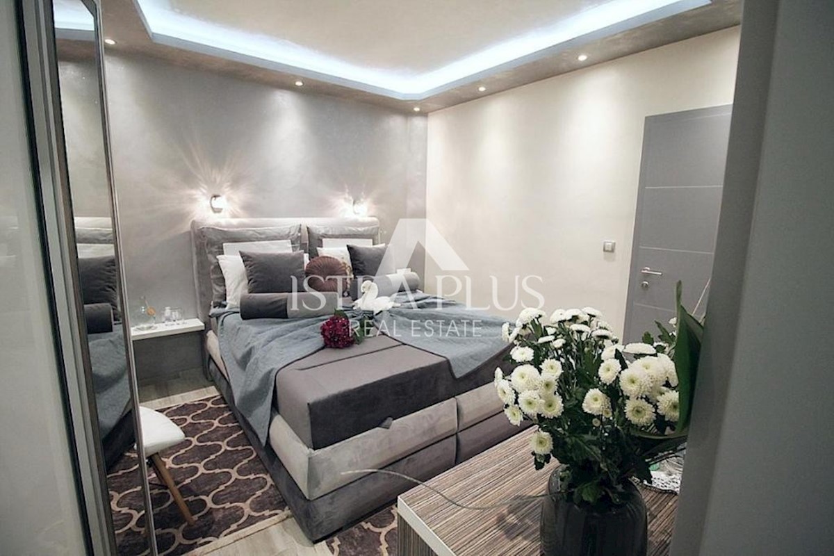Parenzo centro, casa con 3 appartamenti  (in realtà 7 camere con bagno)