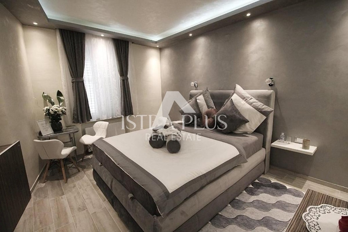 Parenzo centro, casa con 3 appartamenti  (in realtà 7 camere con bagno)
