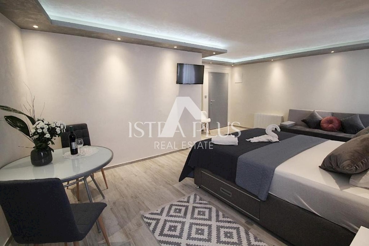 Parenzo centro, casa con 3 appartamenti  (in realtà 7 camere con bagno)