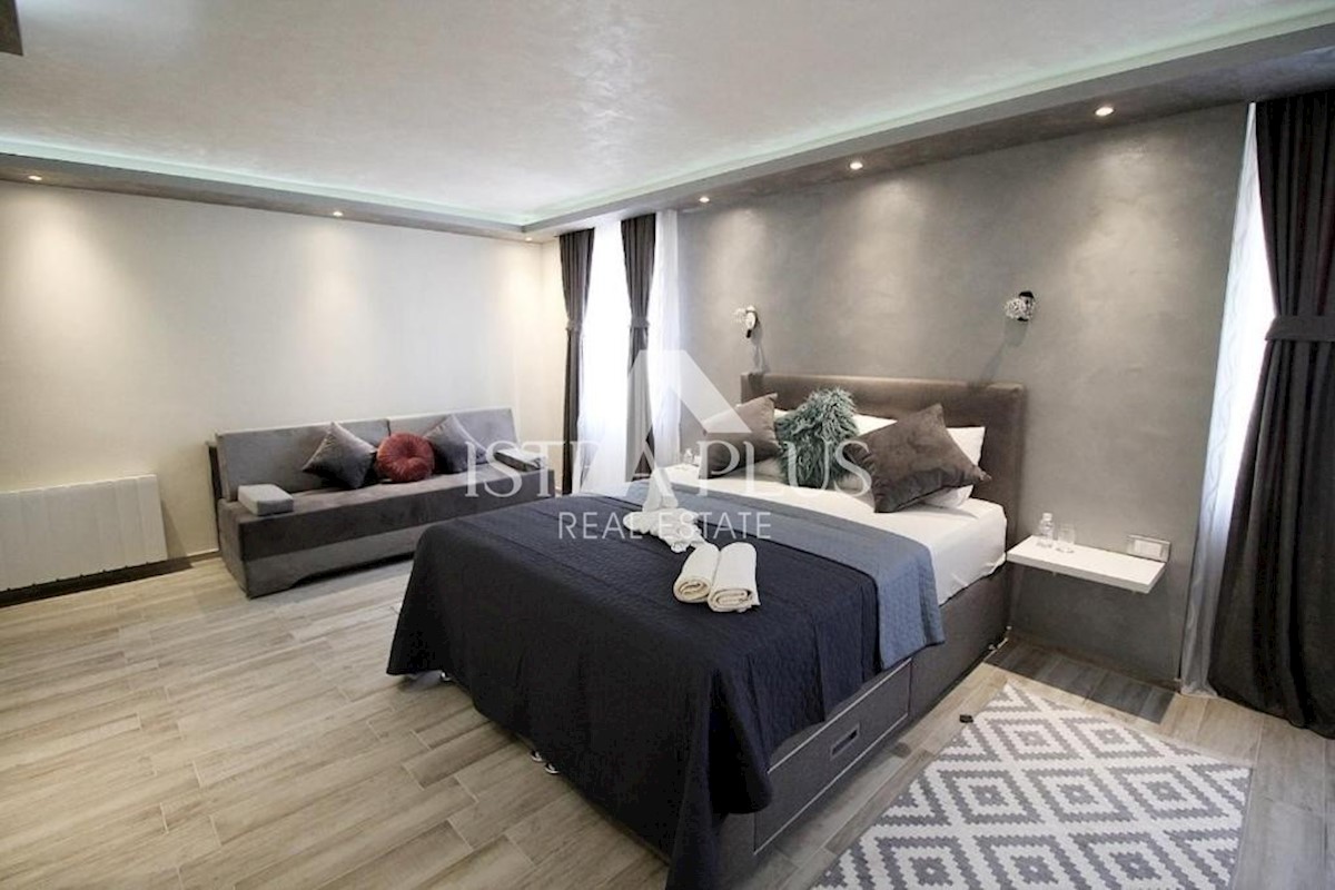 Parenzo centro, casa con 3 appartamenti  (in realtà 7 camere con bagno)
