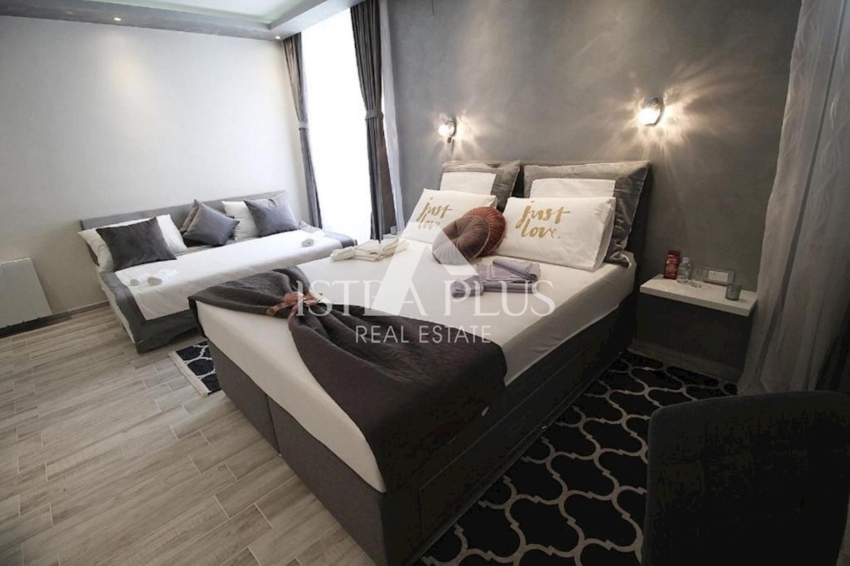Parenzo centro, casa con 3 appartamenti  (in realtà 7 camere con bagno)