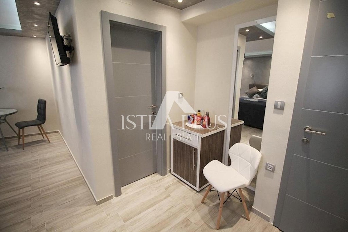 Parenzo centro, casa con 3 appartamenti  (in realtà 7 camere con bagno)