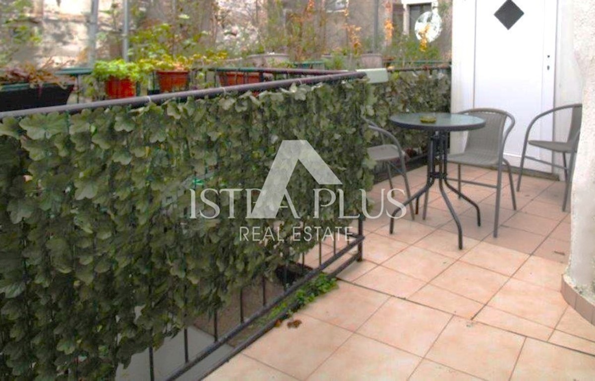 Parenzo centro, casa con 3 appartamenti  (in realtà 7 camere con bagno)