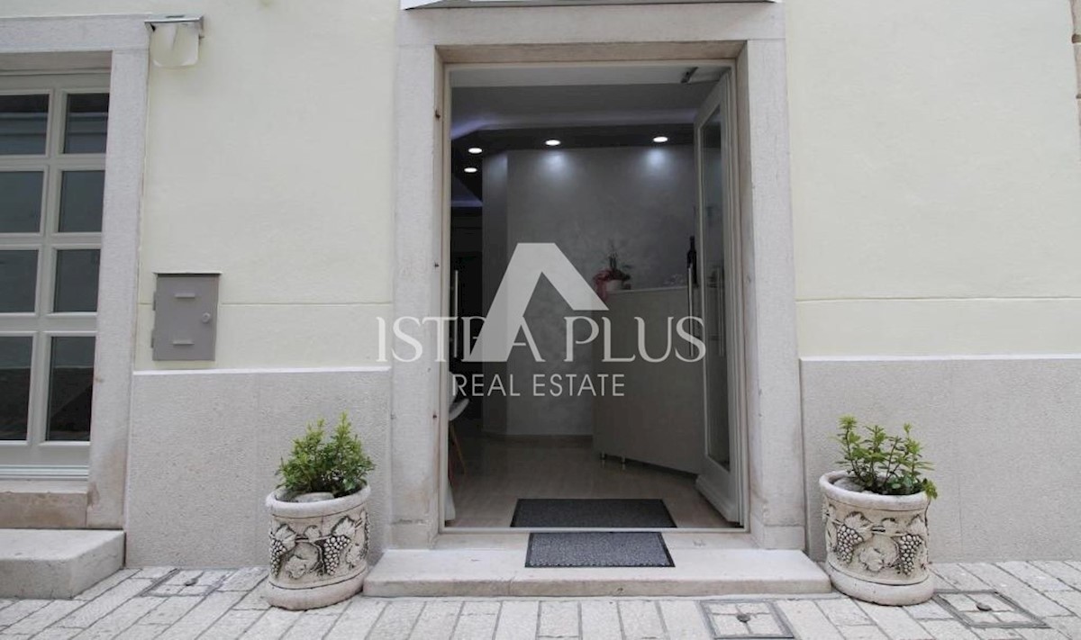 Parenzo centro, casa con 3 appartamenti  (in realtà 7 camere con bagno)