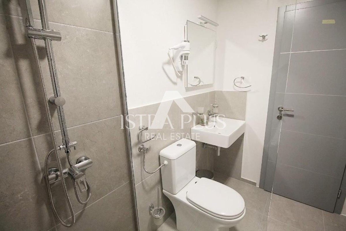 Parenzo centro, casa con 3 appartamenti  (in realtà 7 camere con bagno)