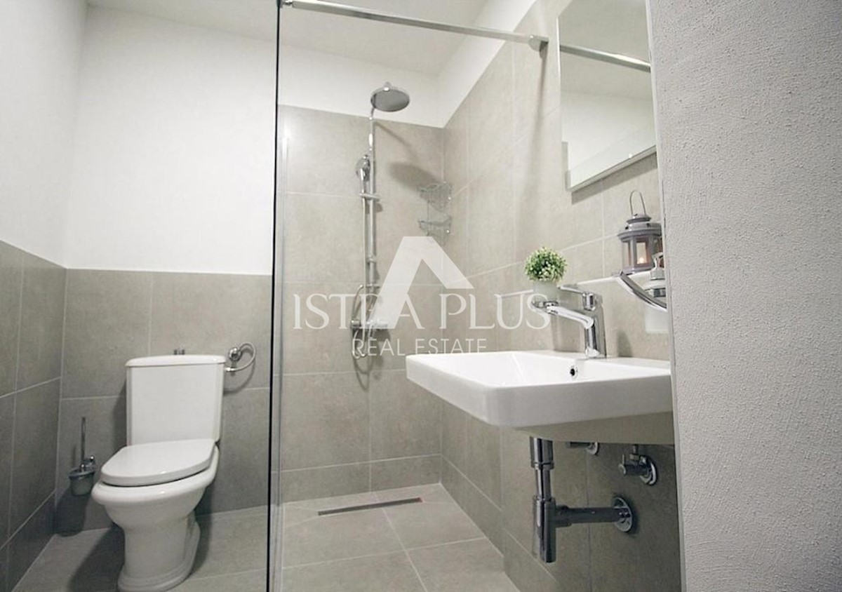 Parenzo centro, casa con 3 appartamenti  (in realtà 7 camere con bagno)