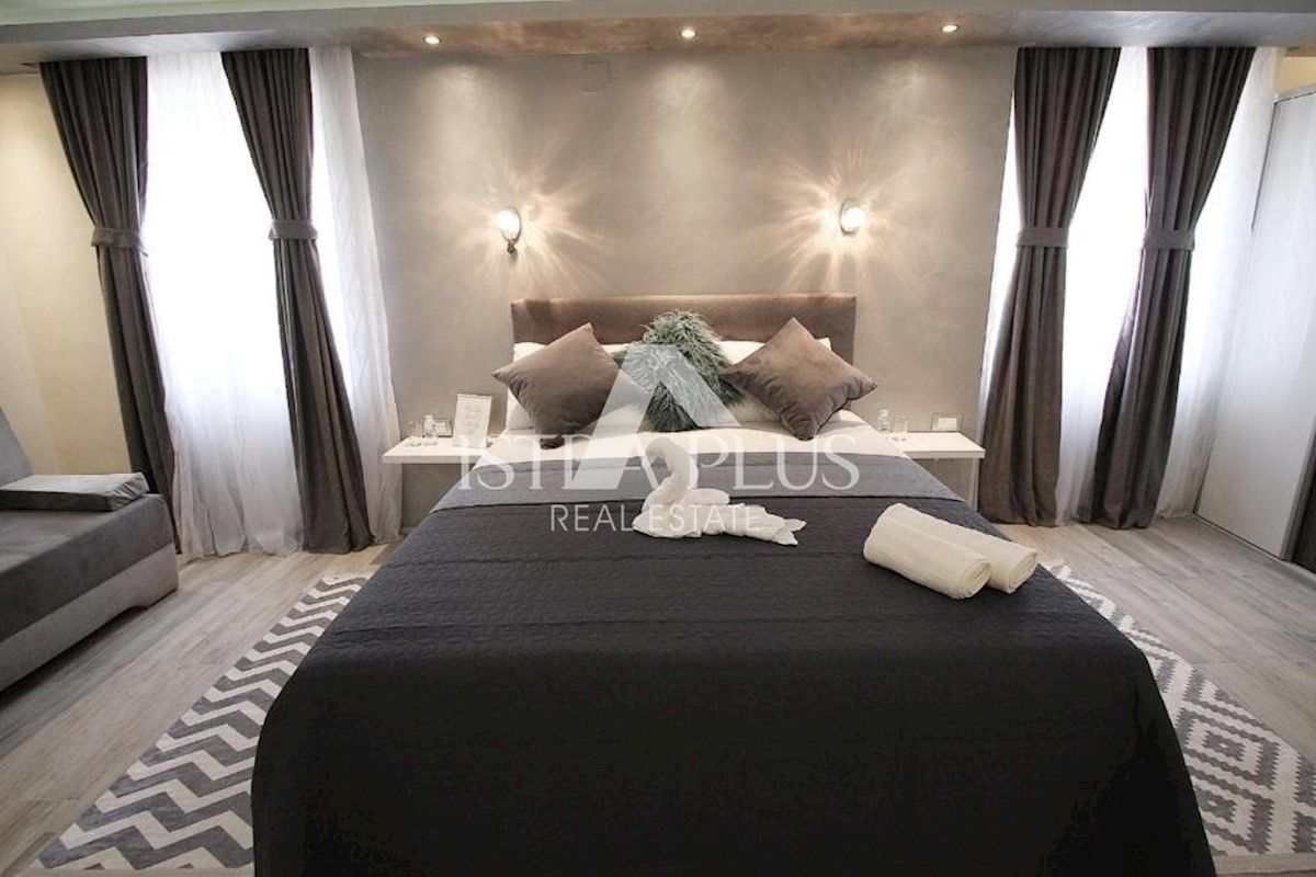 Parenzo centro, casa con 3 appartamenti  (in realtà 7 camere con bagno)