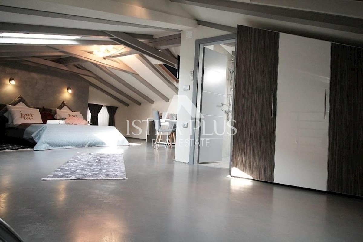 Parenzo centro, casa con 3 appartamenti  (in realtà 7 camere con bagno)