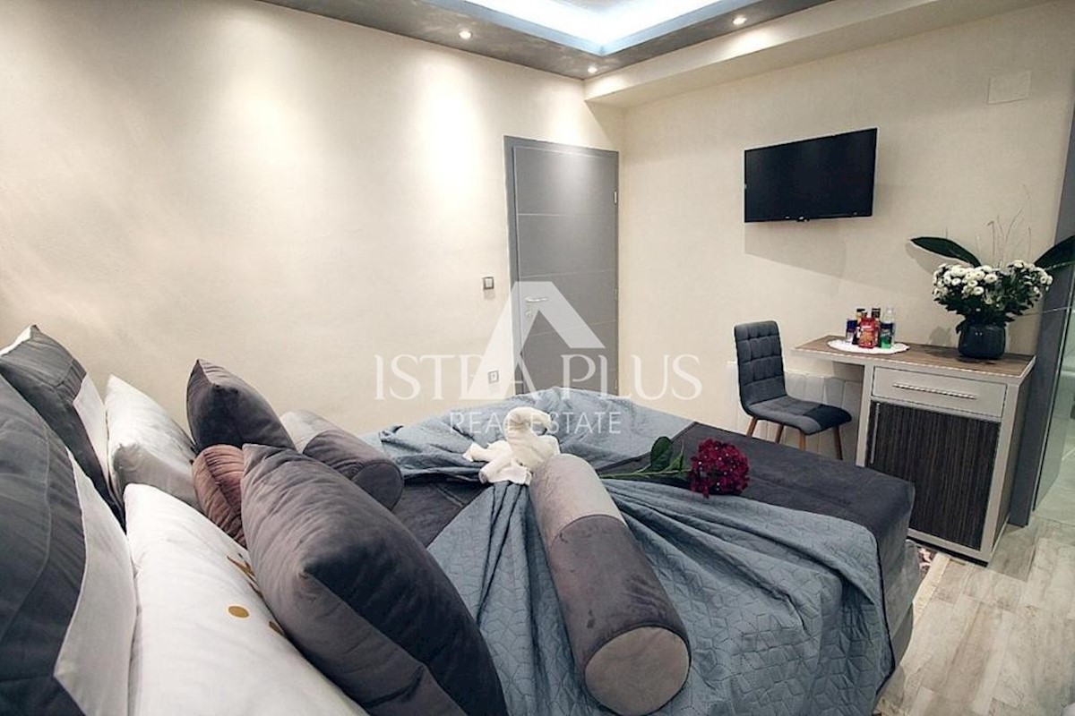 Parenzo centro, casa con 3 appartamenti  (in realtà 7 camere con bagno)