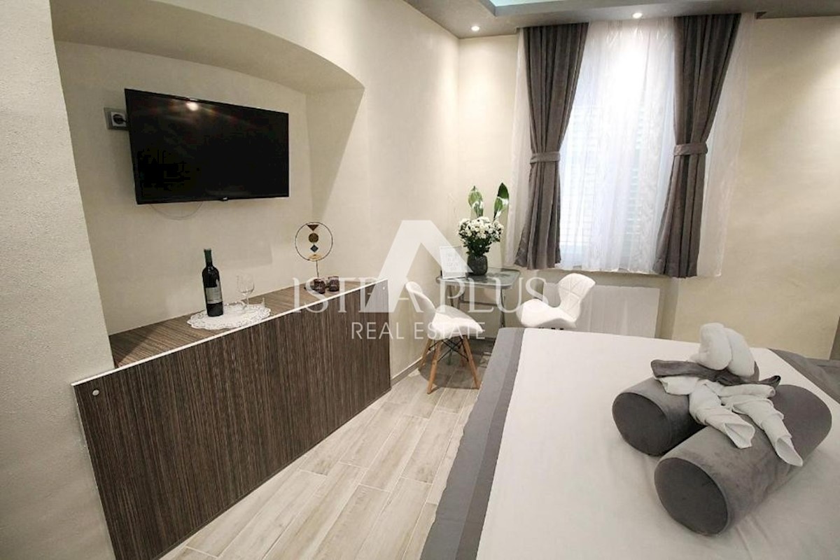 Parenzo centro, casa con 3 appartamenti  (in realtà 7 camere con bagno)