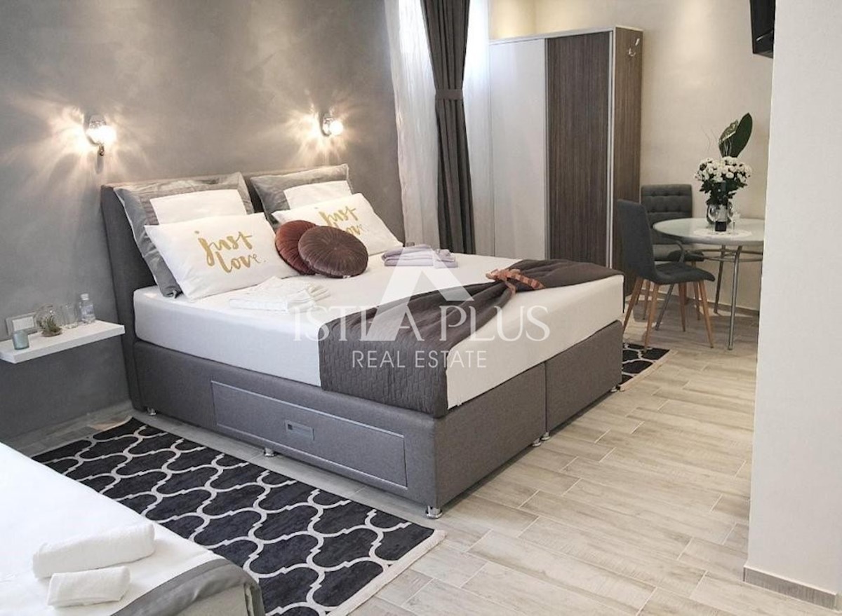 Parenzo centro, casa con 3 appartamenti  (in realtà 7 camere con bagno)