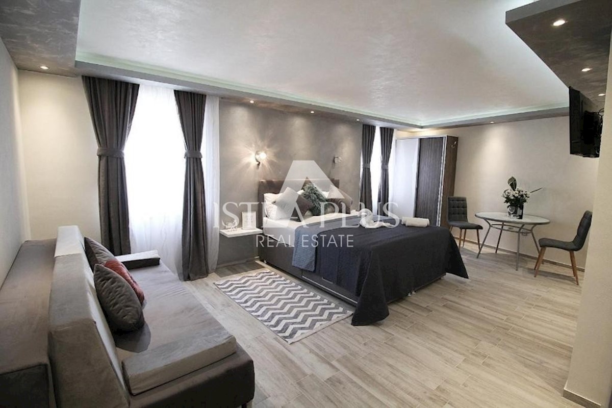 Parenzo centro, casa con 3 appartamenti  (in realtà 7 camere con bagno)