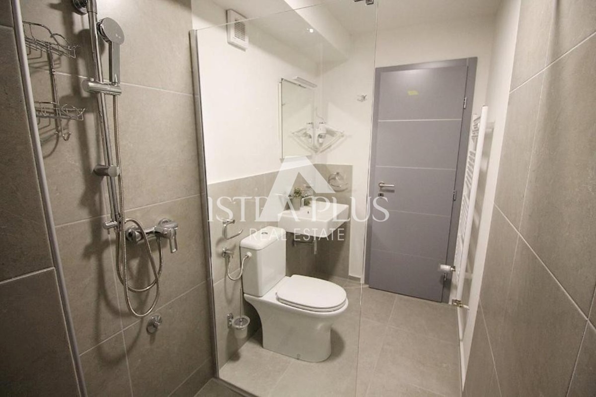 Parenzo centro, casa con 3 appartamenti  (in realtà 7 camere con bagno)