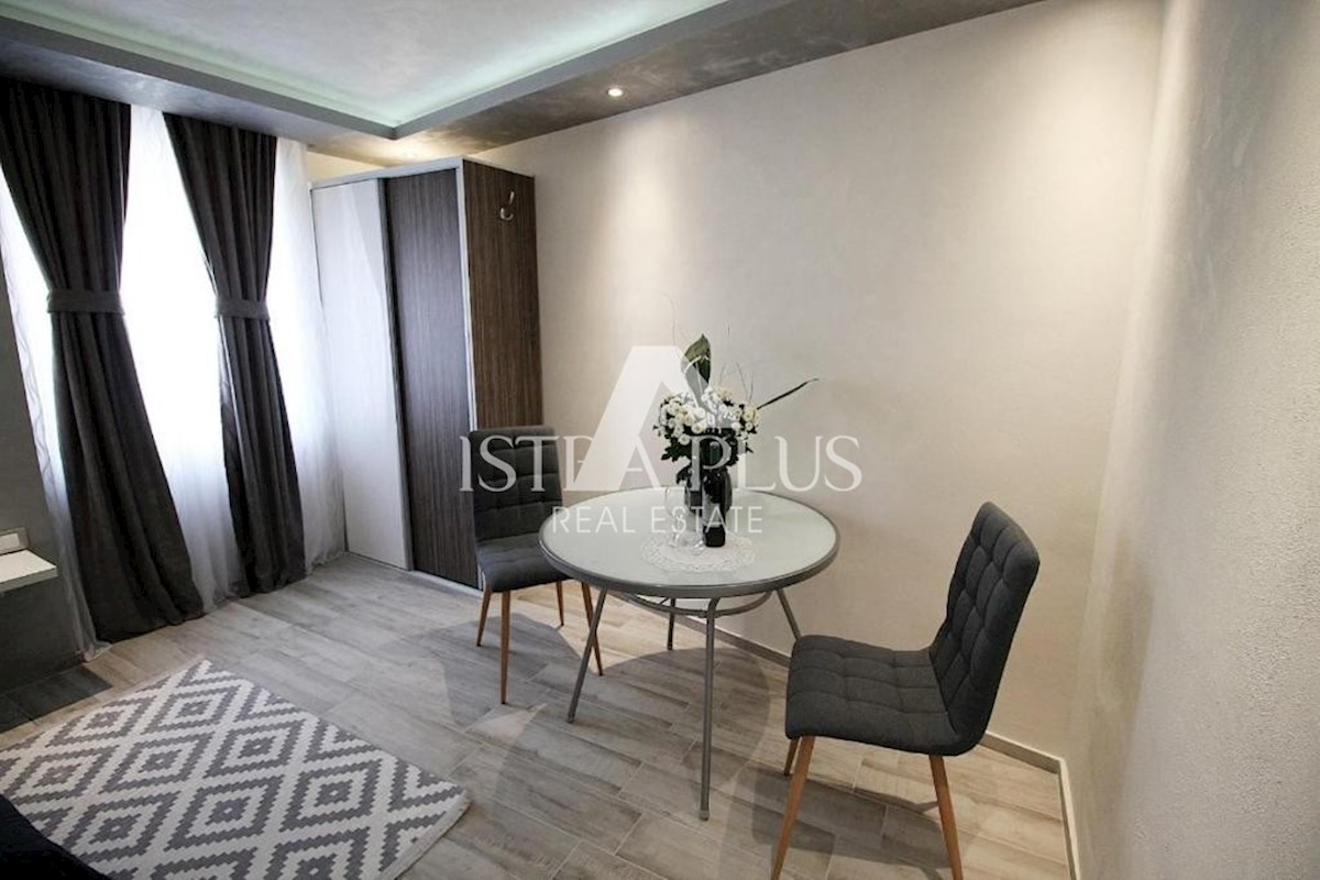 Parenzo centro, casa con 3 appartamenti  (in realtà 7 camere con bagno)