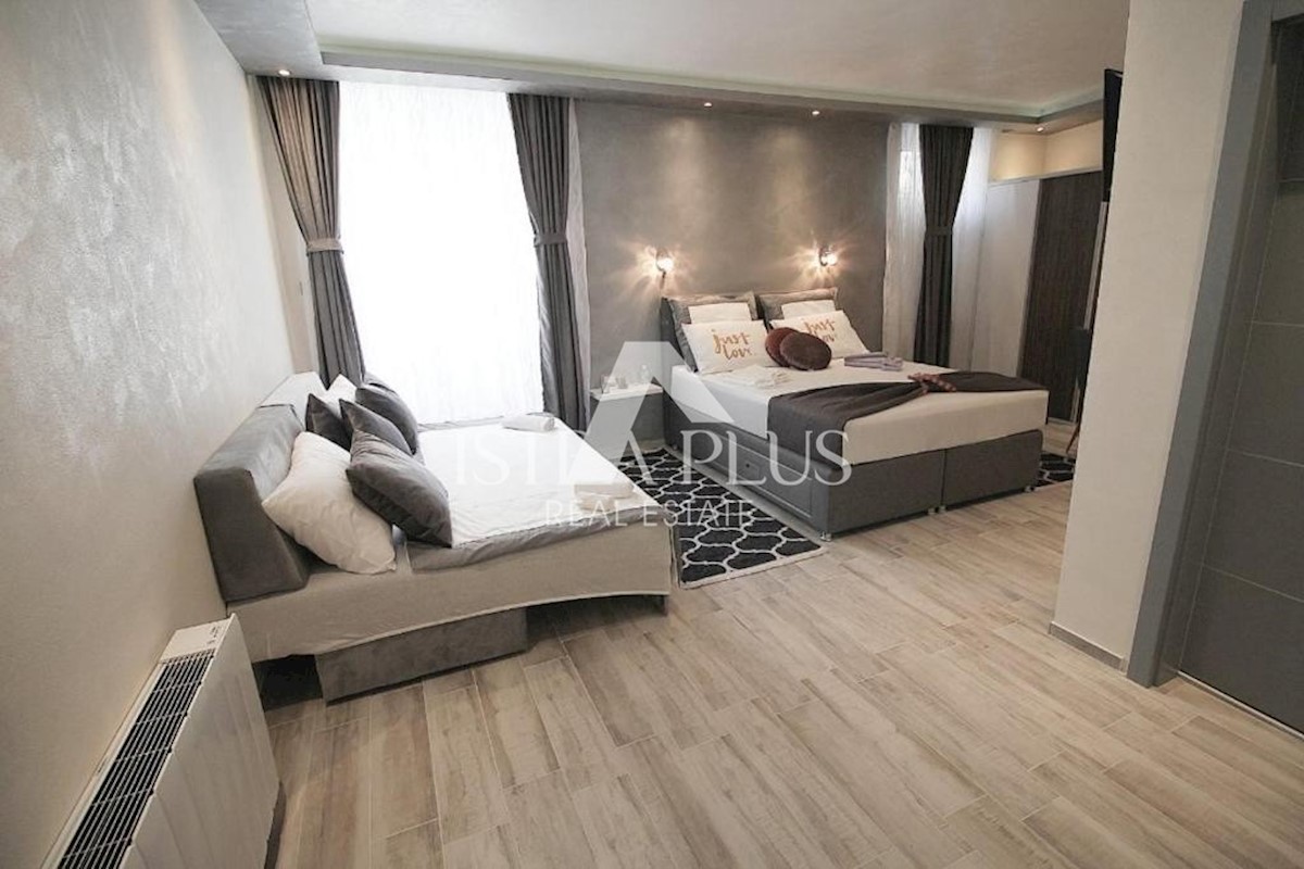 Parenzo centro, casa con 3 appartamenti  (in realtà 7 camere con bagno)