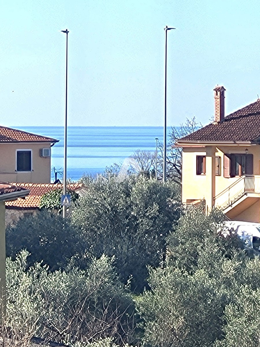 POREČ - Appartamento al 2° piano, 1500 m dal mare