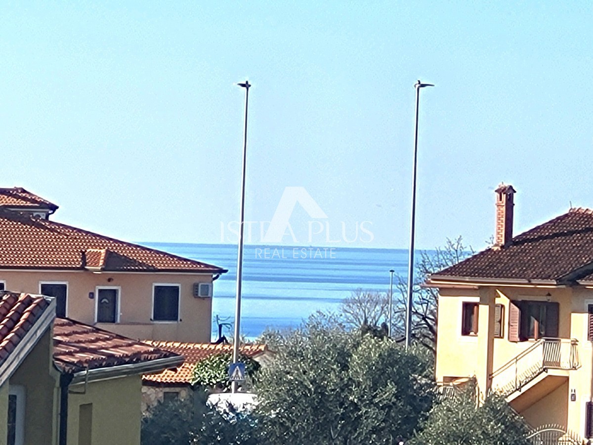 POREČ - Appartamento al 2° piano, 1500 m dal mare