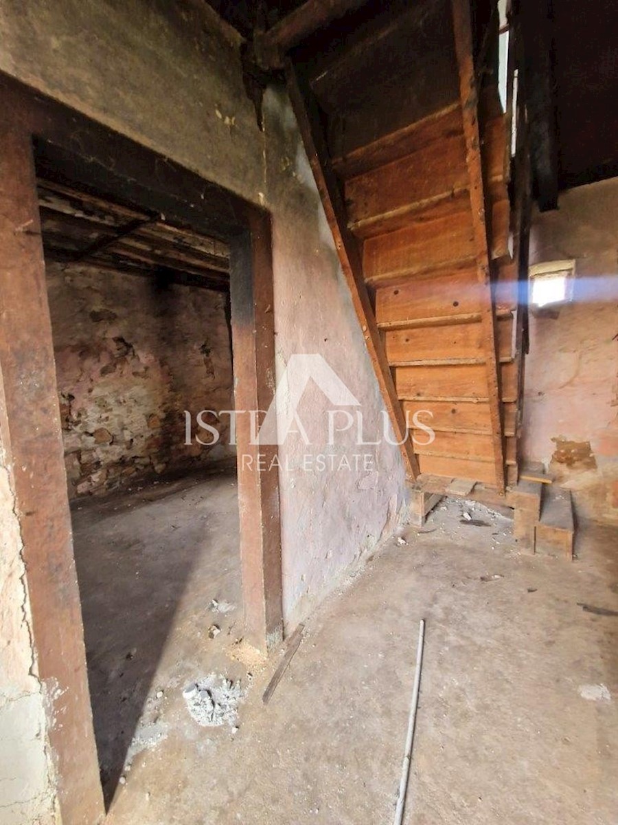 Vecchia casa in pietra con cortile da ristrutturare vicino a Parenzo