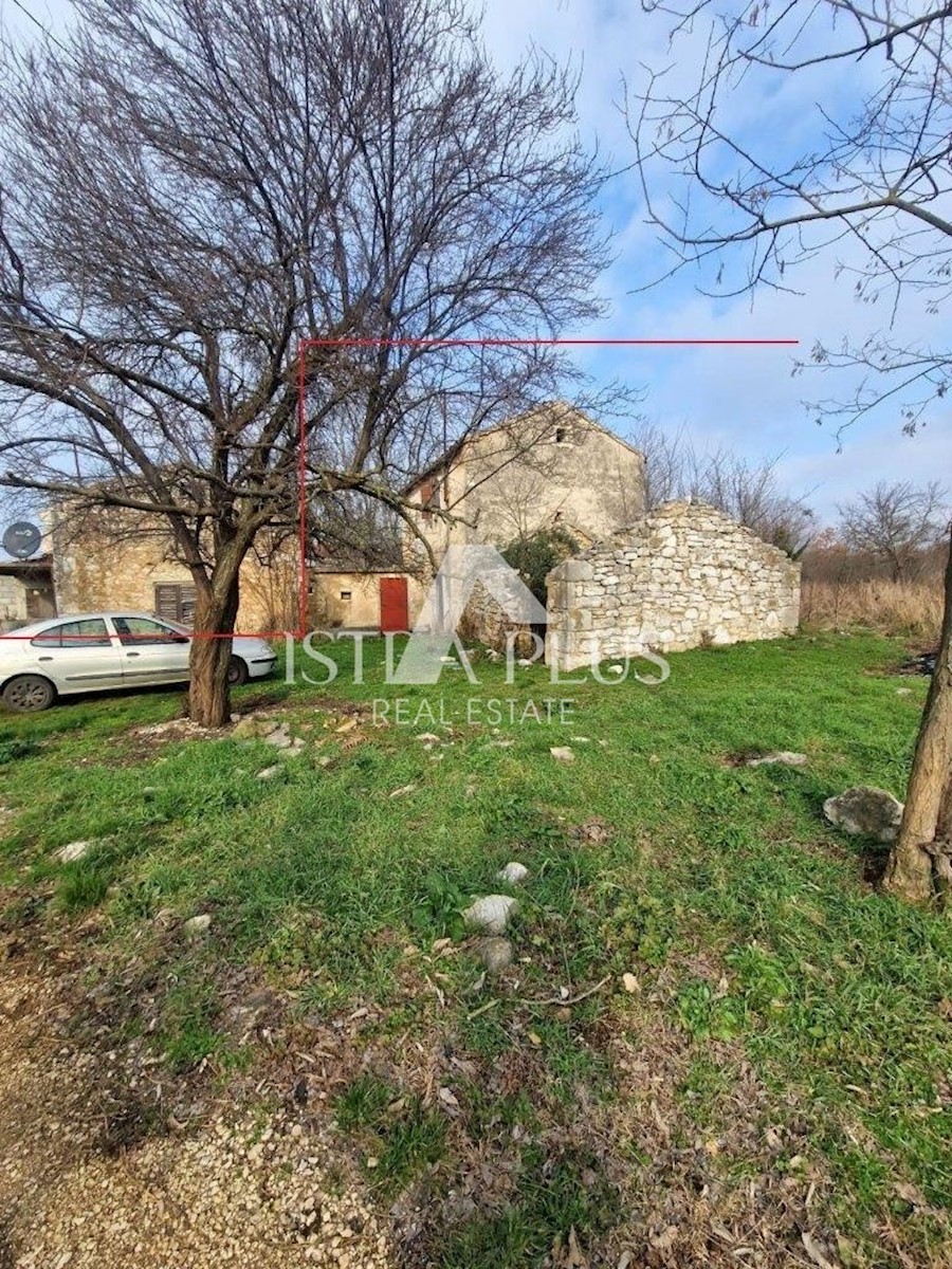 Vecchia casa in pietra con cortile da ristrutturare vicino a Parenzo