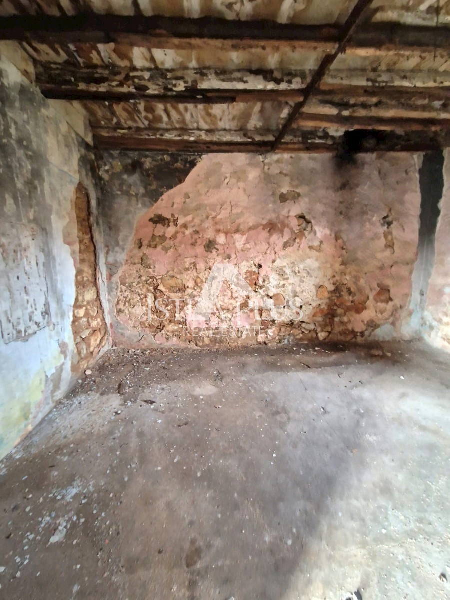 Vecchia casa in pietra con cortile da ristrutturare vicino a Parenzo