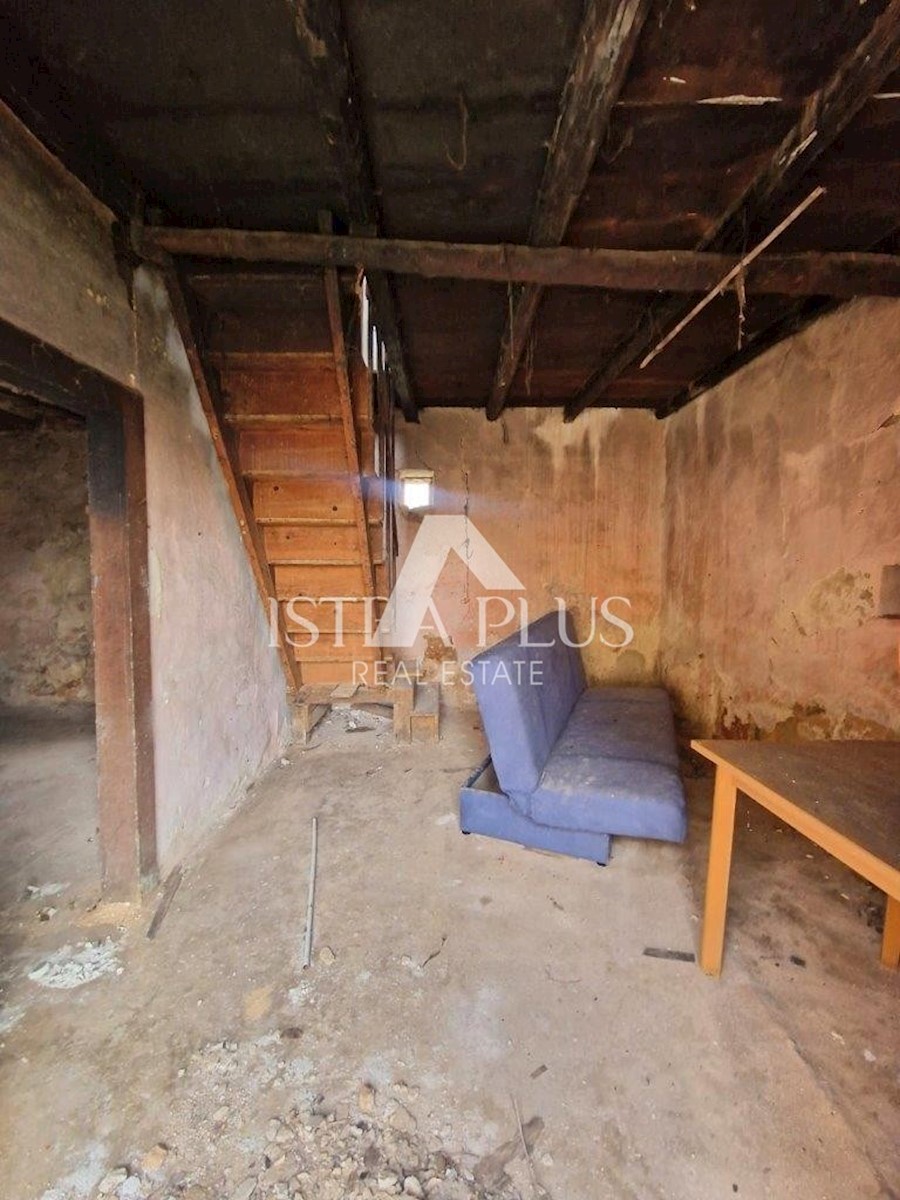 Vecchia casa in pietra con cortile da ristrutturare vicino a Parenzo