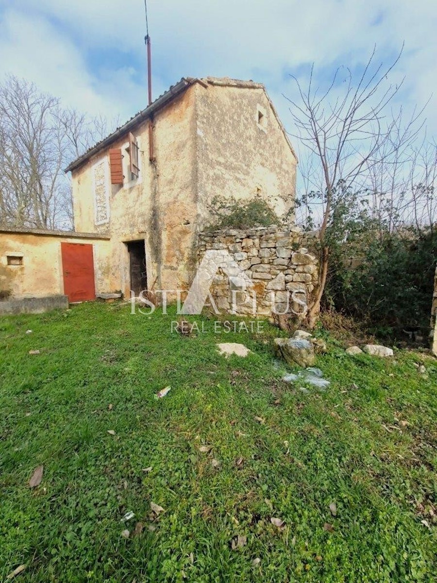 Vecchia casa in pietra con cortile da ristrutturare vicino a Parenzo
