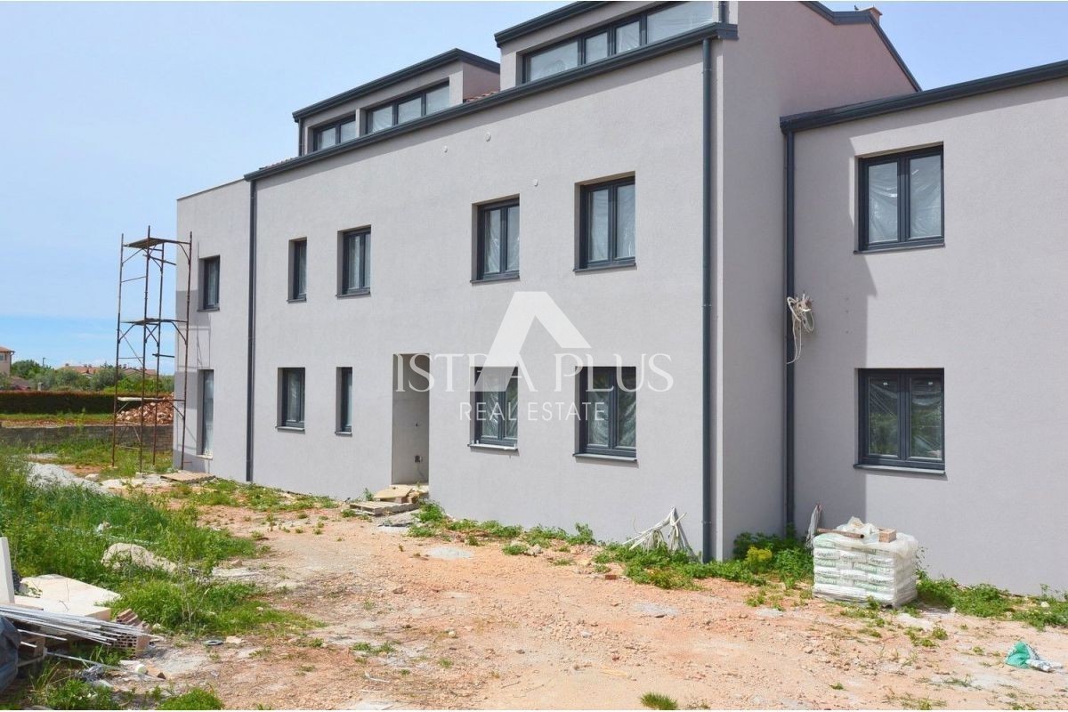 Zona Parenzo 6 km, appartamento al piano terra con cortile!
