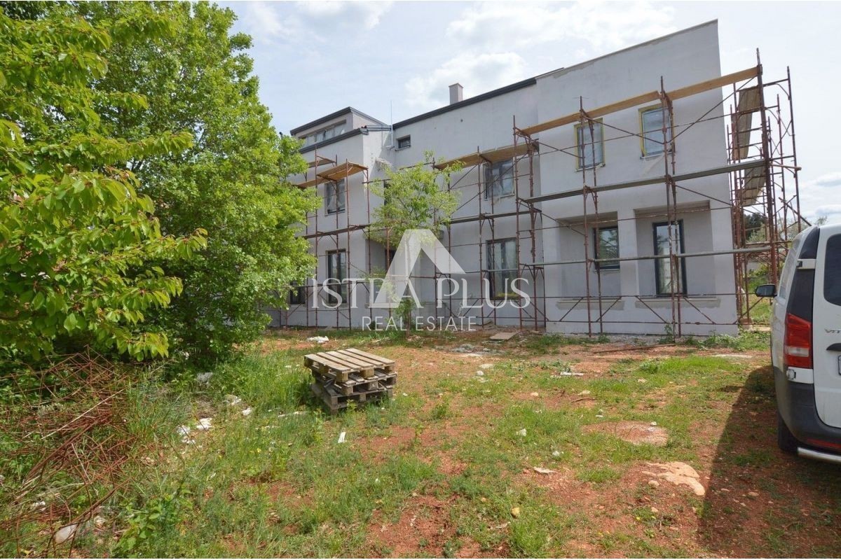 Zona Parenzo 6 km, appartamento al piano terra con cortile!