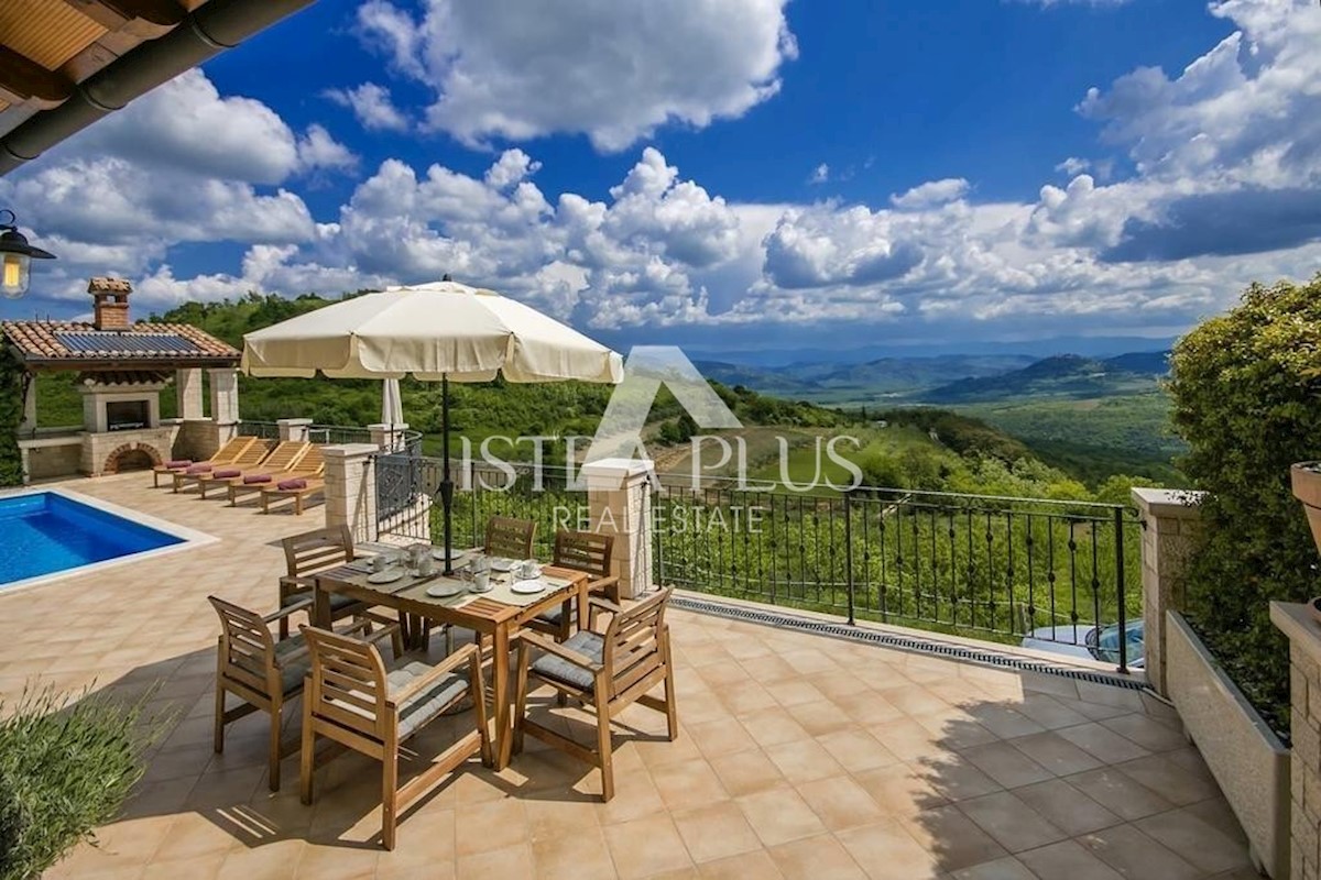 Una villa rustica situata ai margini di un pittoresco paese con vista aperta sulla campagna