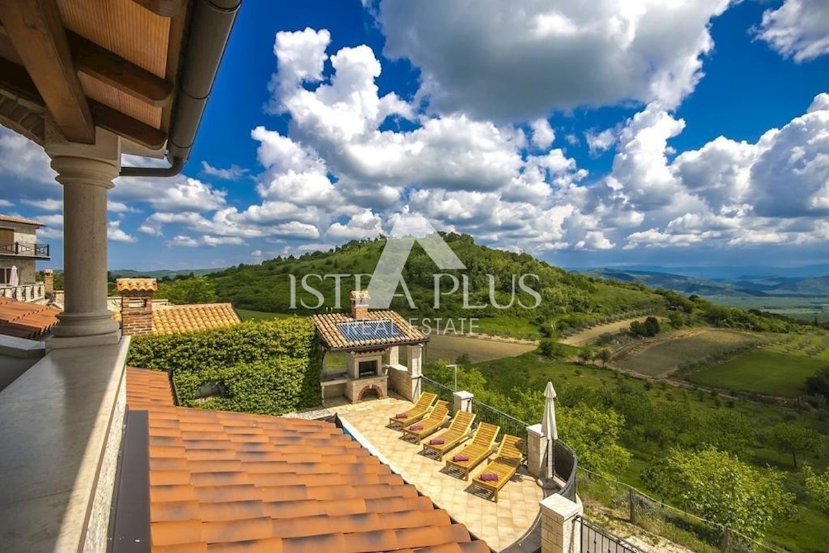 Una villa rustica situata ai margini di un pittoresco paese con vista aperta sulla campagna