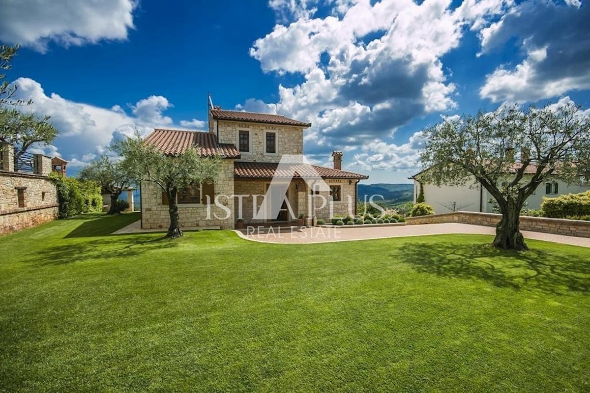 Una villa rustica situata ai margini di un pittoresco paese con vista aperta sulla campagna