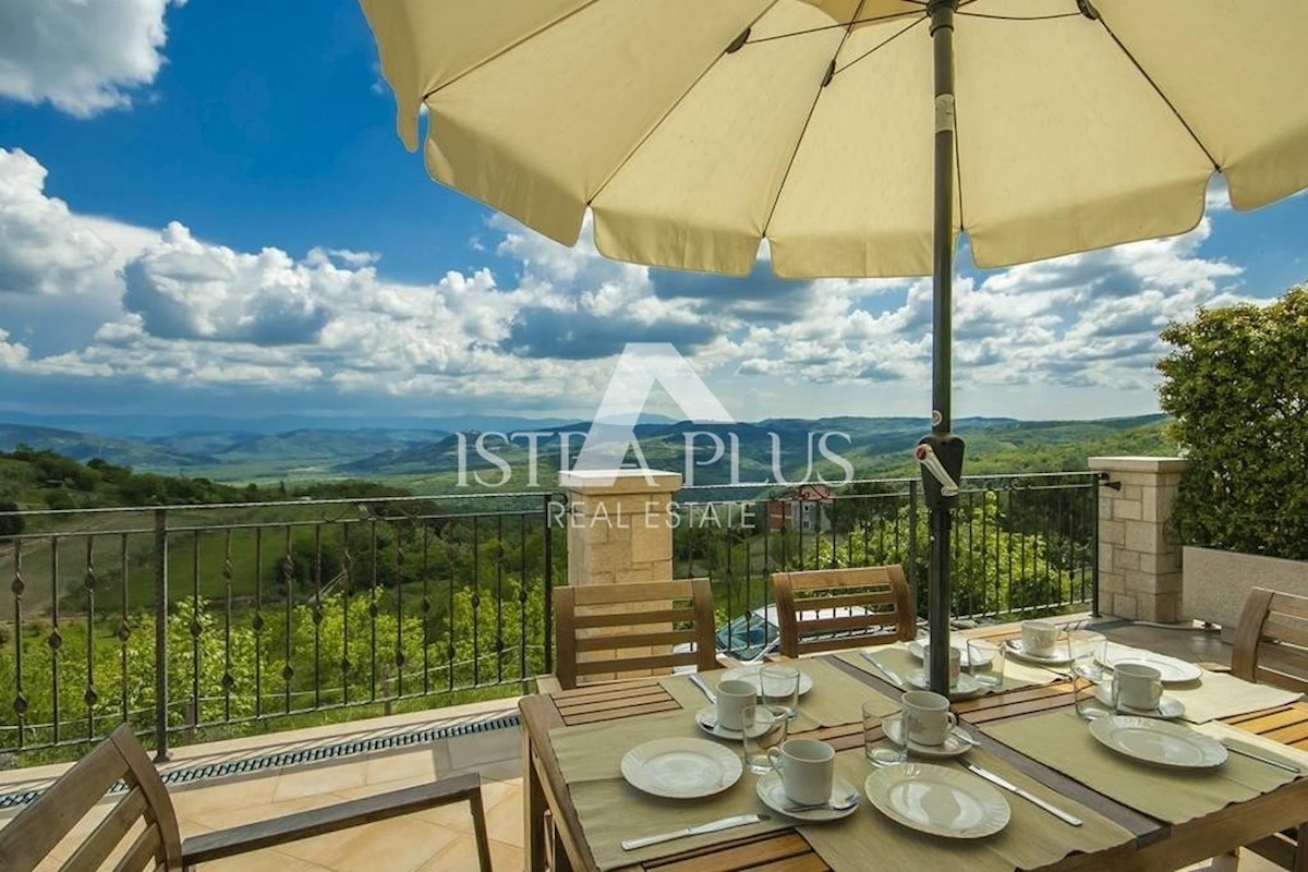 Una villa rustica situata ai margini di un pittoresco paese con vista aperta sulla campagna