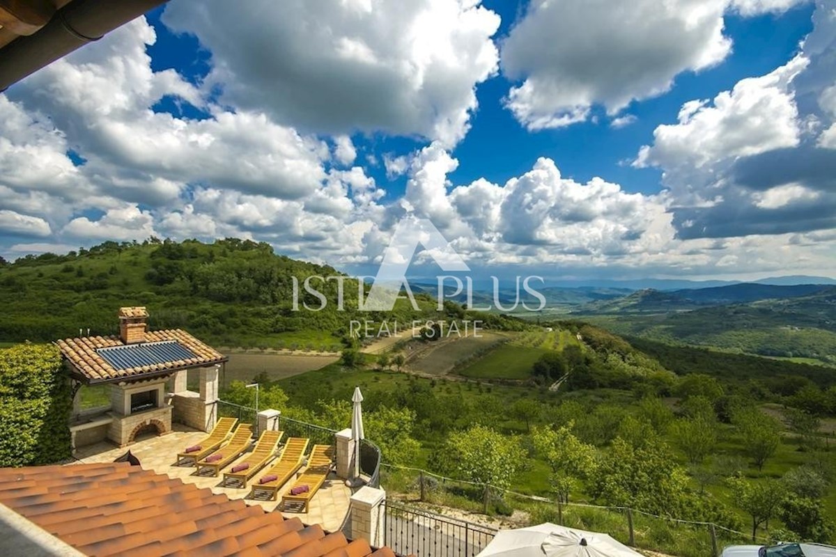 Una villa rustica situata ai margini di un pittoresco paese con vista aperta sulla campagna