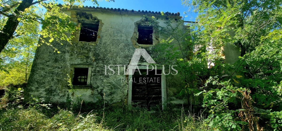 Una proprietà unica, un grande terreno edificabile e una grande casa agricola + pietra su una collina con vista su Montona