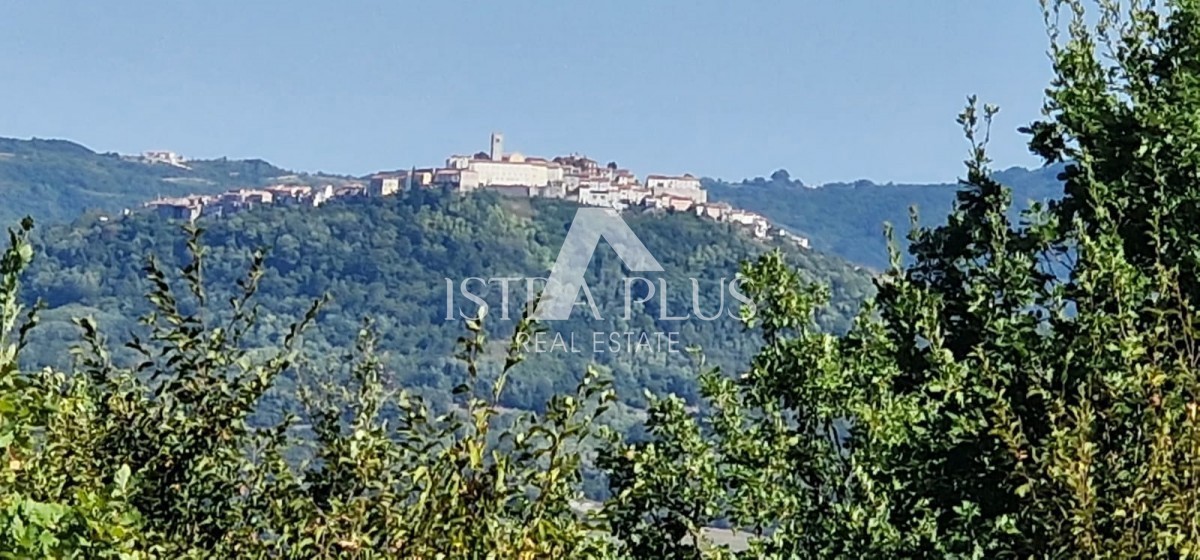 Una proprietà unica, un grande terreno edificabile e una grande casa agricola + pietra su una collina con vista su Montona