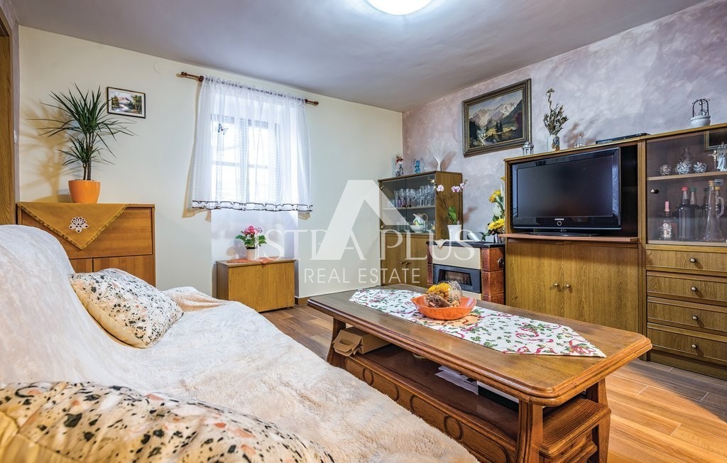 Parenzo, dintorni, casa bifamiliare parzialmente ristrutturata in posizione tranquilla