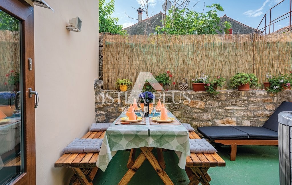 Parenzo, dintorni, casa bifamiliare parzialmente ristrutturata in posizione tranquilla