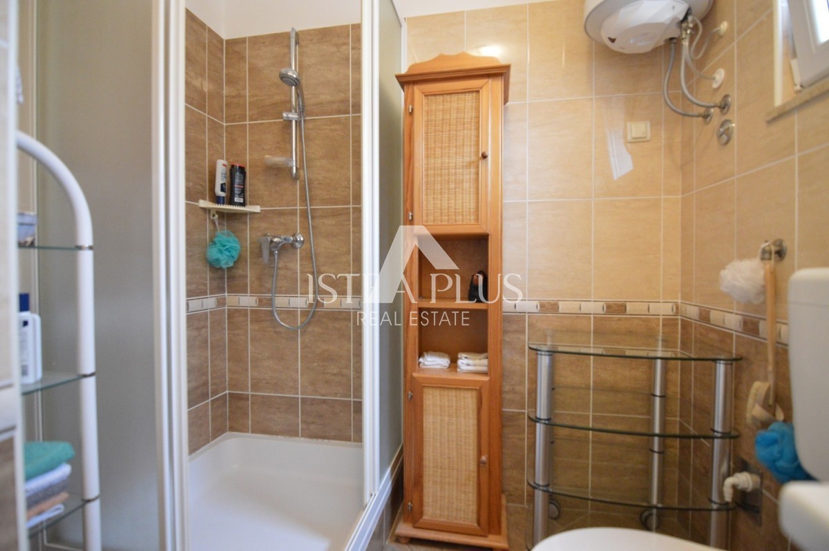 Istria, Parenzo Opportunità! Casa familiare divisa in 2 appartamenti a Parenzo a 1500dal mare!!