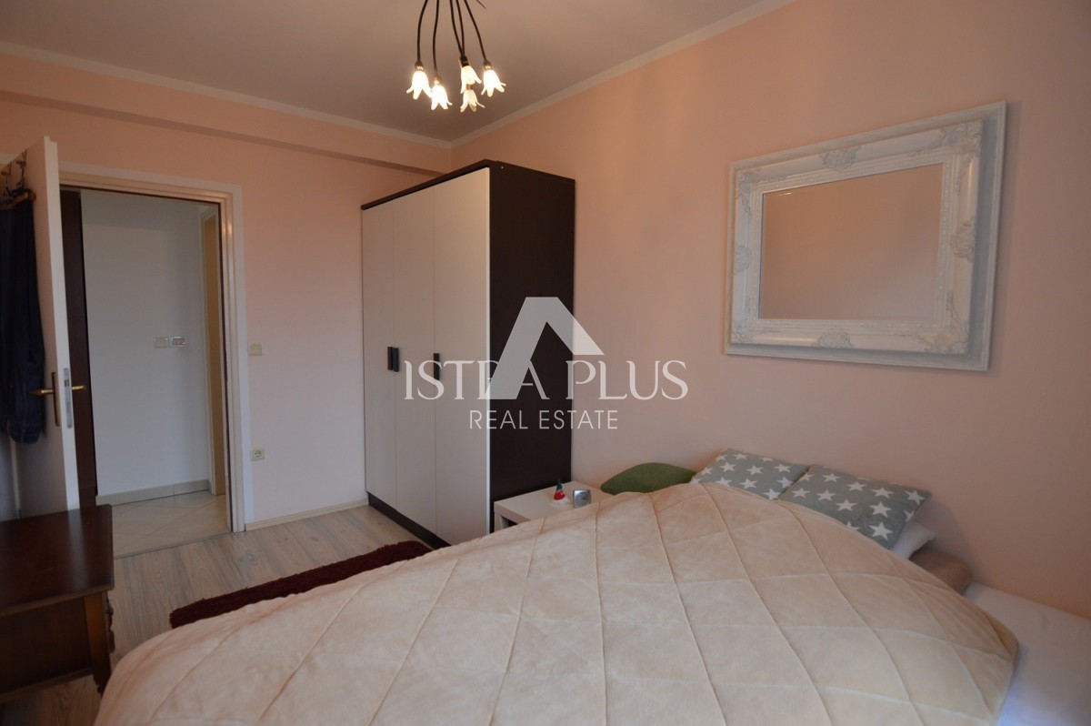 Istria, Parenzo Opportunità! Casa familiare divisa in 2 appartamenti a Parenzo a 1500dal mare!!