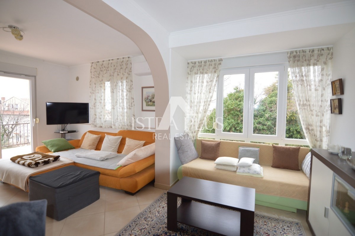 Istria, Parenzo Opportunità! Casa familiare divisa in 2 appartamenti a Parenzo a 1500dal mare!!