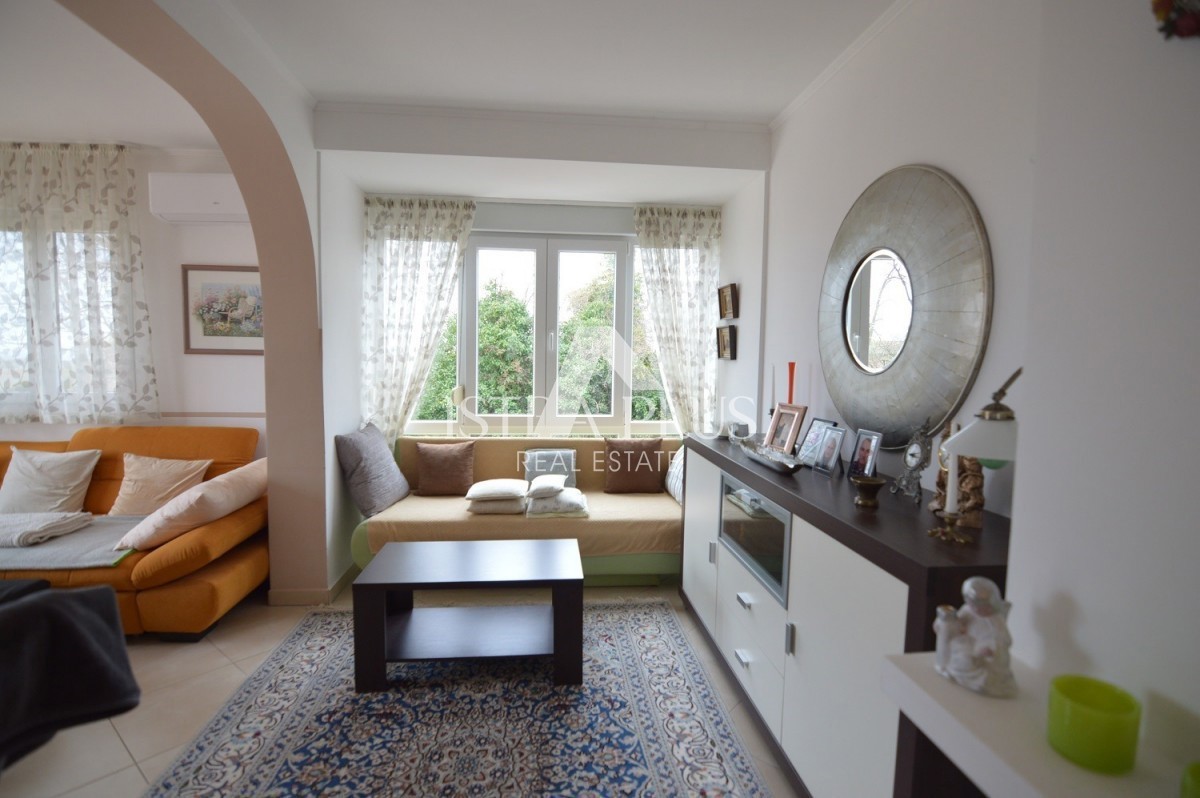 Istria, Parenzo Opportunità! Casa familiare divisa in 2 appartamenti a Parenzo a 1500dal mare!!