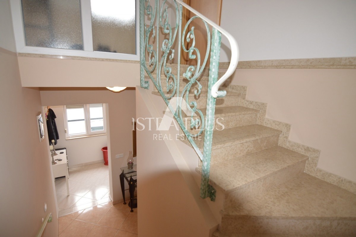 Istria, Parenzo Opportunità! Casa familiare divisa in 2 appartamenti a Parenzo a 1500dal mare!!