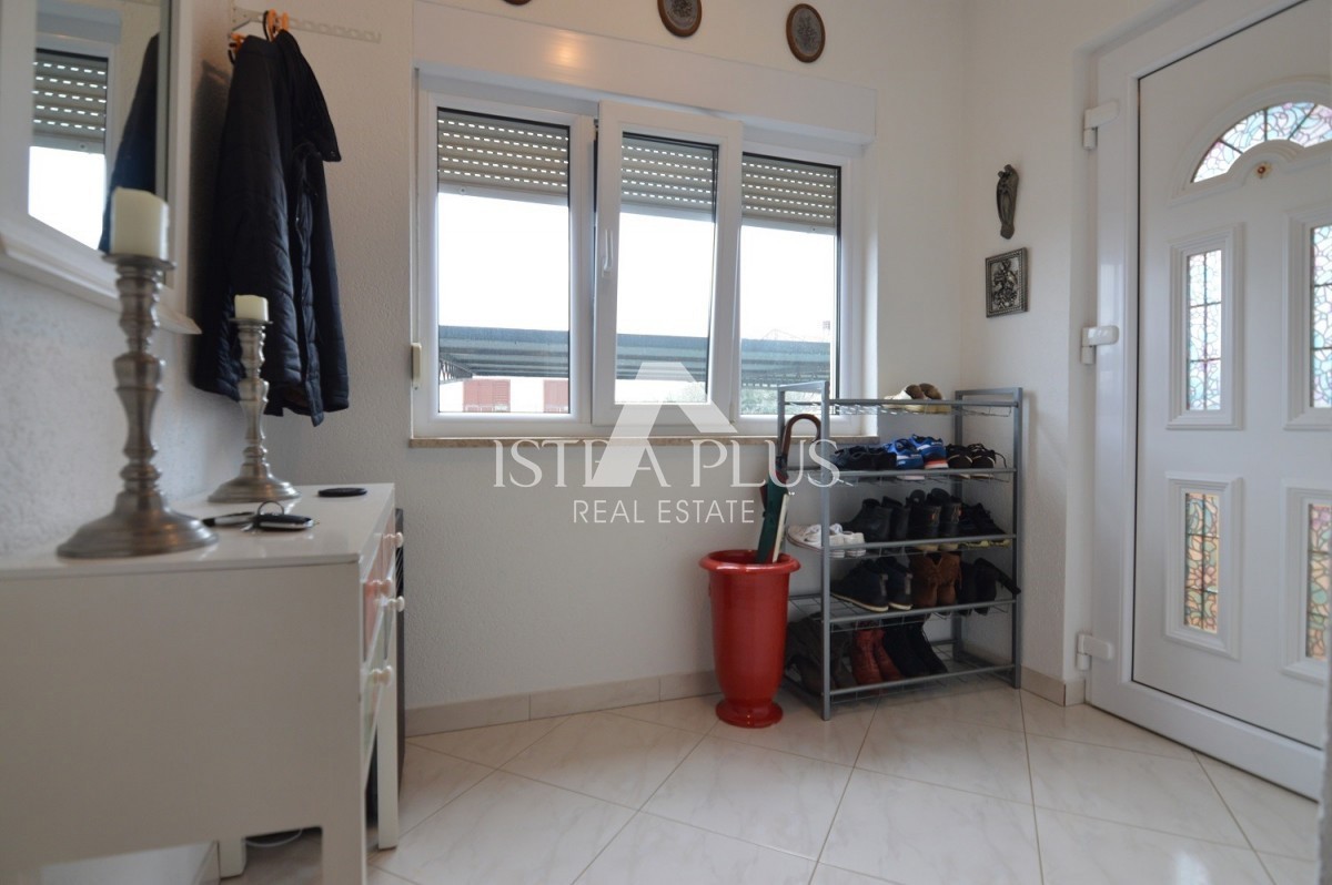 Istria, Parenzo Opportunità! Casa familiare divisa in 2 appartamenti a Parenzo a 1500dal mare!!